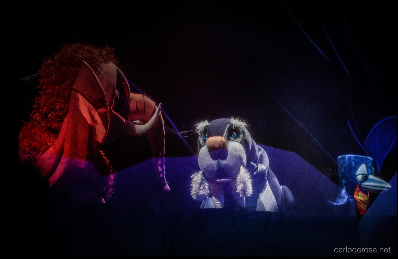 Moti face à la grande marionnette blanche d’Oncle Morse, dans la lumière bleue de la banquise.