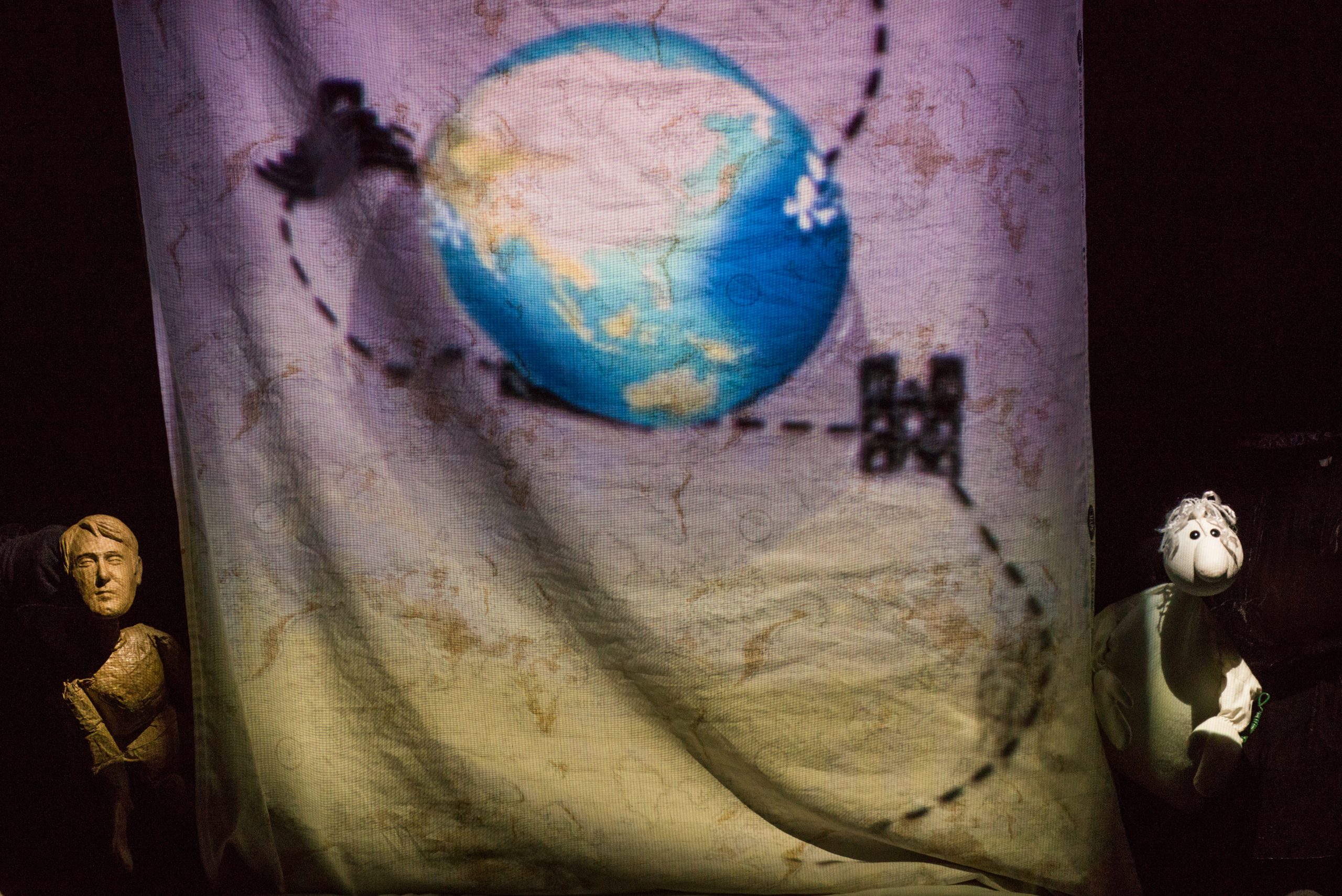 Le globe terrestre projeté dans le décor entre Antoine et son doudou.